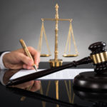 Adwokat to prawnik, jakiego zadaniem jest konsulting pomocy z kodeksów prawnych.